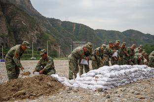 董老厮：要不是我，武磊得被扬科维奇摁死在场上